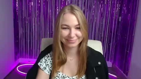 Snapshot of emilia_ilia chatting on September 23, 5:34 am Emilia online show from September 23, 5:34 am