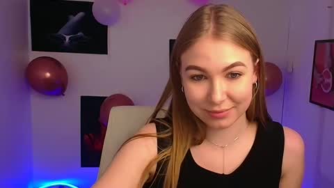 Snapshot of emilia_ilia chatting on February 25, 3:20 pm Emilia online show from February 25, 3:20 pm