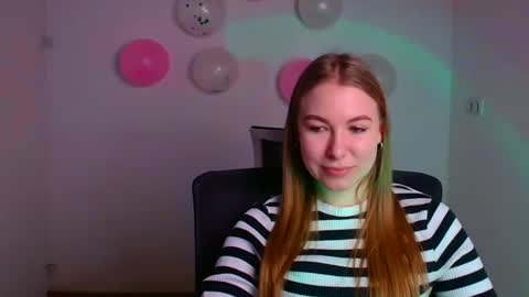 Snapshot of emilia_ilia chatting on February 18, 9:32 am Emilia online show from February 18, 9:32 am