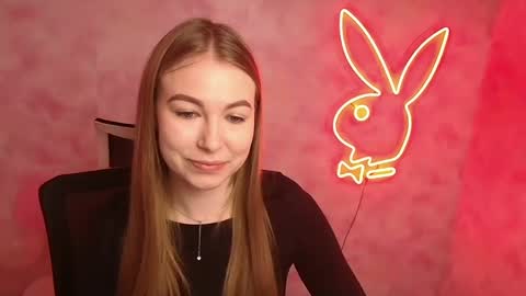 Snapshot of emilia_ilia chatting on March 5, 6:23 am Emilia online show from March 5, 6:23 am