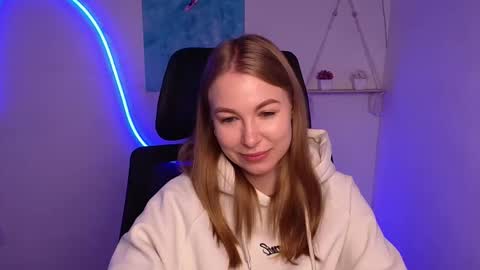 Snapshot of emilia_ilia chatting on October 18, 5:44 am Emilia online show from October 18, 5:44 am