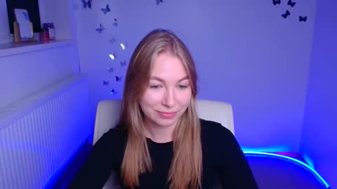 Snapshot of emilia_ilia chatting on October 6, 11:28 am Emilia online show from October 6, 11:28 am