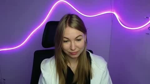 Snapshot of emilia_ilia chatting on October 2, 5:39 am Emilia online show from October 2, 5:39 am