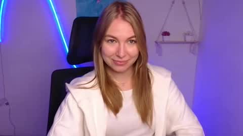Snapshot of emilia_ilia chatting on October 10, 11:16 am Emilia online show from October 10, 11:16 am