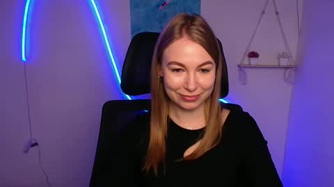 Snapshot of emilia_ilia chatting on October 12, 5:22 am Emilia online show from October 12, 5:22 am