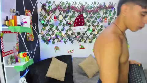 EMILI AND GIN online show from December 12, 5:31 am