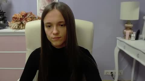 Snapshot of emilly_lust99 chatting on October 2, 7:18 am Emilly online show from October 2, 7:18 am