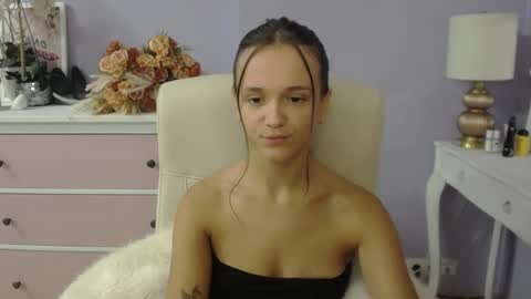 Emilly online show from November 25, 7:40 am