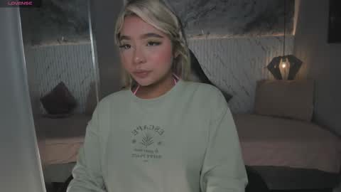 emilly_mell online show from December 15, 11:50 am