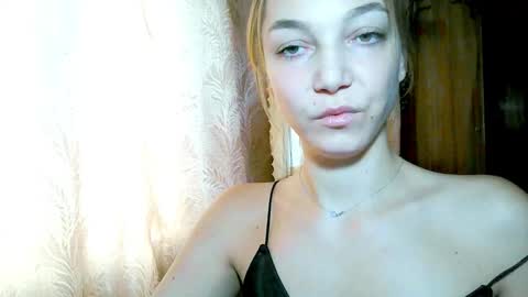 Emilly online show from November 18, 12:30 pm