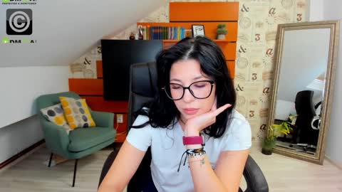 Snapshot of emillytaylor chatting on February 5, 10:51 am EmillyTaylor online show from February 5, 10:51 am