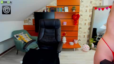 Snapshot of emillytaylor chatting on February 14, 10:59 am EmillyTaylor online show from February 14, 10:59 am