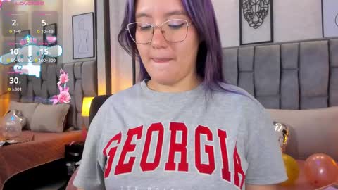 Snapshot of emily_5weet chatting on March 2, 9:53 am Emily online show from March 2, 9:53 am
