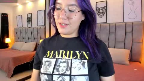 Snapshot of emily_5weet chatting on February 9, 8:10 am Emily online show from February 9, 8:10 am