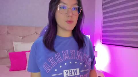 Snapshot of emily_5weet chatting on October 1, 3:16 am Emily online show from October 1, 3:16 am