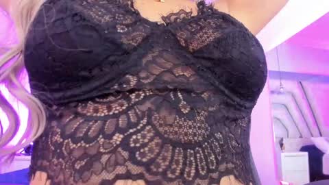 Snapshot of emily_ellen chatting on March 4, 10:46 am Emily online show from March 4, 10:46 am