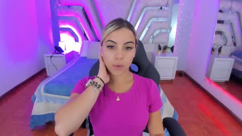 Snapshot of emily_ellen chatting on February 25, 10:37 am Emily online show from February 25, 10:37 am