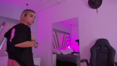 Snapshot of emily_ellen chatting on October 1, 5:34 pm Emily online show from October 1, 5:34 pm