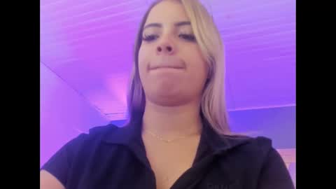 Snapshot of emily_ellen chatting on October 6, 11:06 am Emily online show from October 6, 11:06 am