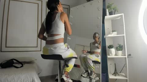 emily_gaviria1 online show from April 9, 12:11 pm