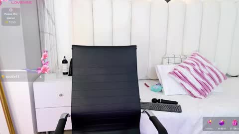 Snapshot of emily_hilton1 chatting on October 14, 6:11 pm emily_hilton1 online show from October 14, 6:11 pm