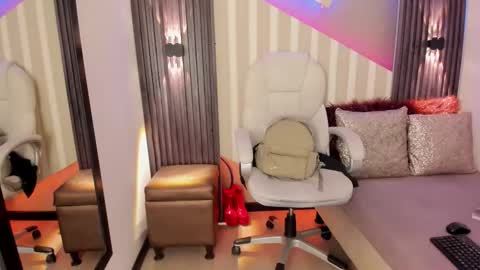 Snapshot of emily_layton chatting on September 24, 4:36 pm Emily online show from September 24, 4:36 pm