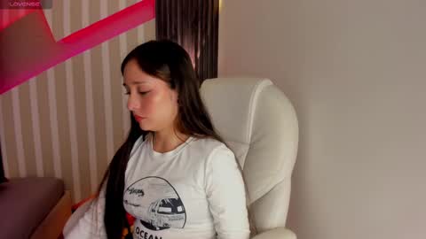 Snapshot of emily_layton chatting on March 3, 3:32 pm Emily online show from March 3, 3:32 pm