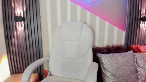 Snapshot of emily_layton chatting on September 17, 3:26 pm Emily online show from September 17, 3:26 pm