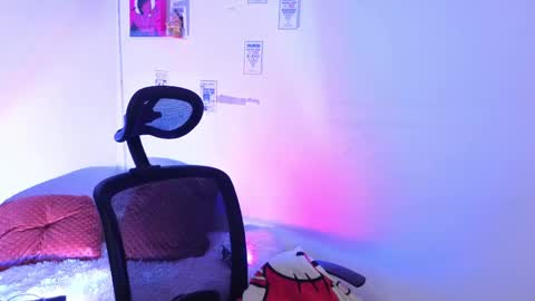 Emily Lindey online show from April 18, 3:52 am