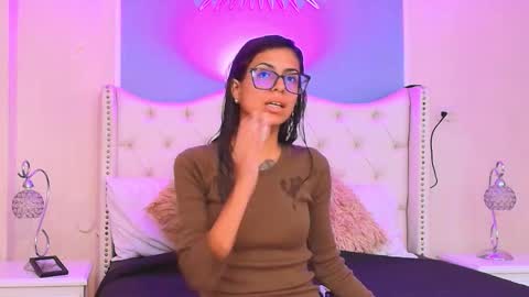 Snapshot of emily_loperaa chatting on September 21, 9:52 pm Emily online show from September 21, 9:52 pm