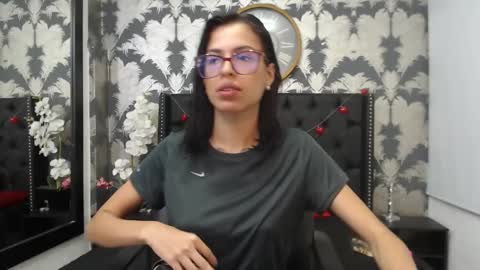 Snapshot of emily_loperaa chatting on March 1, 6:00 pm Emily online show from March 1, 6:00 pm