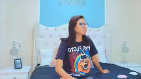Snapshot of emily_loperaa chatting on September 24, 9:43 pm Emily online show from September 24, 9:43 pm