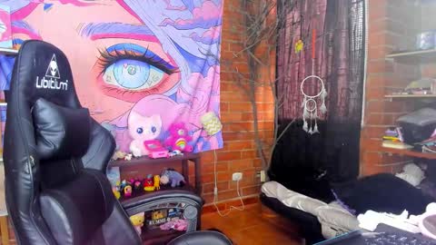 Snapshot of emily_salvatore chatting on September 26, 6:05 pm emily_salvatore online show from September 26, 6:05 pm