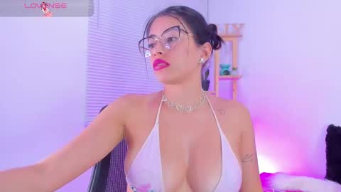 Snapshot of emily_sanderss1 chatting on February 9, 11:15 pm Emily online show from February 9, 11:15 pm