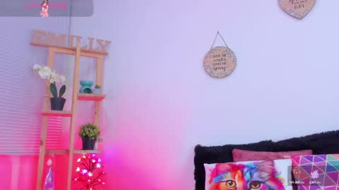 Snapshot of emily_sanderss1 chatting on February 19, 11:04 pm Emily online show from February 19, 11:04 pm