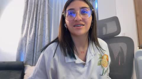 Snapshot of emily_smith29 chatting on February 15, 6:01 pm emi online show from February 15, 6:01 pm