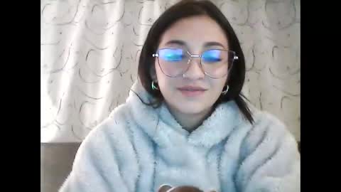 Snapshot of emily_smith29 chatting on December 8, 4:01 am emi online show from December 8, 4:01 am