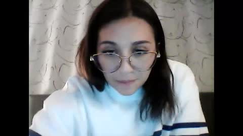 Snapshot of emily_smith29 chatting on December 13, 2:43 am emi online show from December 13, 2:43 am