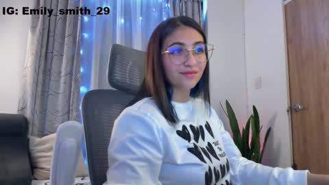 Snapshot of emily_smith29 chatting on February 8, 9:15 pm emi online show from February 8, 9:15 pm