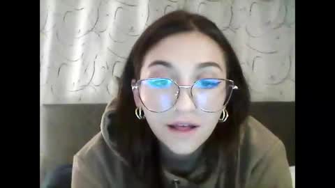Snapshot of emily_smith29 chatting on December 14, 1:17 am emi online show from December 14, 1:17 am