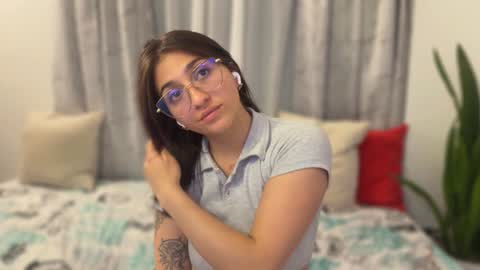 Snapshot of emily_smith29 chatting on January 19, 3:18 am emi online show from January 19, 3:18 am
