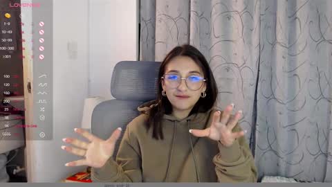 Snapshot of emily_smith29 chatting on December 14, 4:23 am emi online show from December 14, 4:23 am