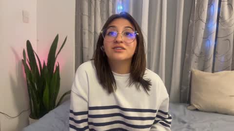 Snapshot of emily_smith29 chatting on January 24, 5:21 am emi online show from January 24, 5:21 am