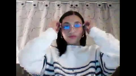 Snapshot of emily_smith29 chatting on December 9, 3:50 am emi online show from December 9, 3:50 am