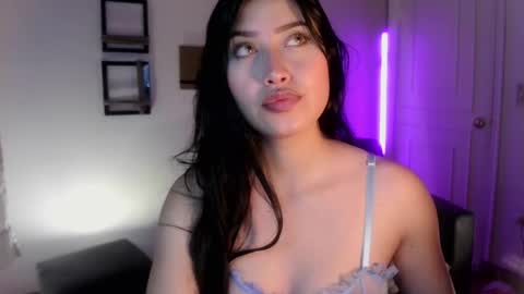 Snapshot of emily_swan_04 chatting on February 15, 2:15 am Emily  Swan online show from February 15, 2:15 am