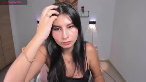 Snapshot of emily_villamil_ chatting on October 16, 9:24 pm Emi online show from October 16, 9:24 pm