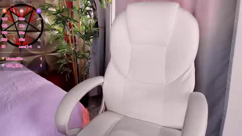 Snapshot of emilydarkwood chatting on October 18, 3:49 pm Emily online show from October 18, 3:49 pm