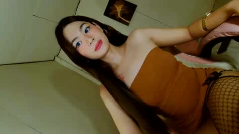 Snapshot of emilyfuckers chatting on October 1, 11:42 am ariane online show from October 1, 11:42 am