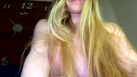 Snapshot of emilygibbes chatting on March 12, 10:05 am emilygibbes online show from March 12, 10:05 am