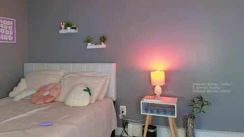 Snapshot of emilyn_keatting chatting on December 3, 6:43 am Em online show from December 3, 6:43 am